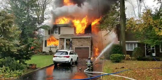 Video. Avioneta se estrella y explota en casas de Nueva Jersey 