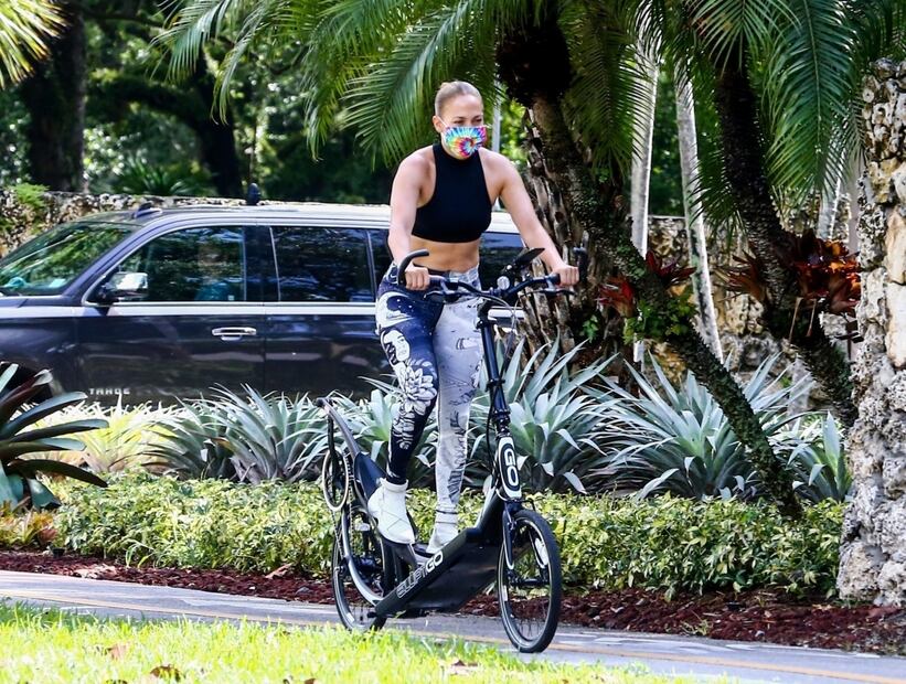 Jennifer Lopez luce figura con top y leggings en su bicicleta elíptica