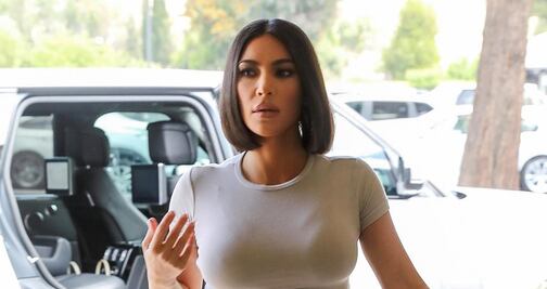 Kim Kardashian presume silueta de impacto con look deportivo