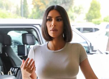 Kim Kardashian presume silueta de impacto con look deportivo