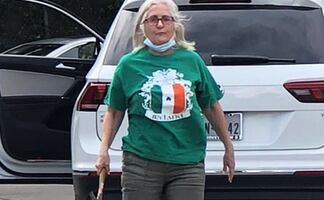 'Fuera, mexicanos'; mujer toma martillo y lanza ataque racista en Texas