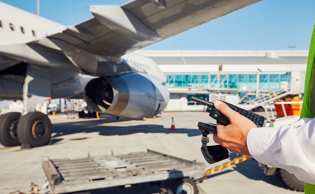 Hombre estrella su auto en aeropuerto de Maine e interrumpe sus operaciones. Foto: iStock/ chalabala