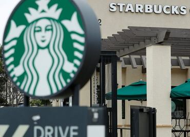 Starbucks emite disculpa, tras echar a 6 oficiales de una tienda