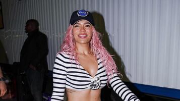 El coqueto microbikini con el que Karol G presumió una silueta envidiable