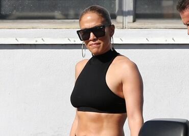 Jennifer Lopez delinea su figura con leggings en Nueva York