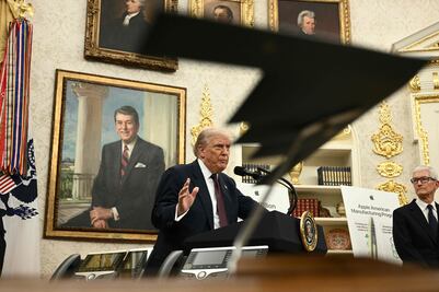 Trump castiga con arancel del 100% a chips extranjeros, así busca que se fabriquen en EU; solo Apple se salva