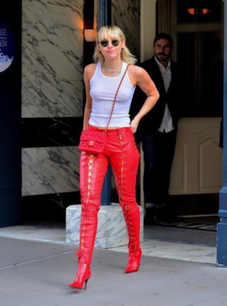 Miley Cyrus impacta con revelador look braless en Nueva York
