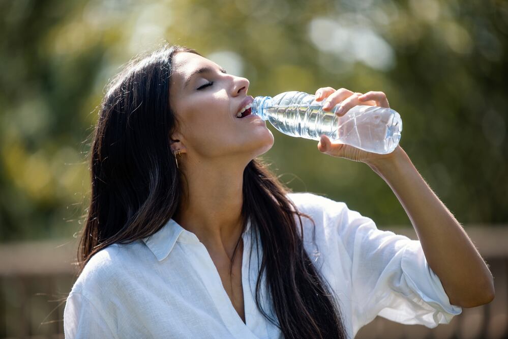 ¡Cuidado! El agua embotellada tiene cerca de 240,000 nanoplásticos, potencialmente peligrosos. Foto iStock / nensuria