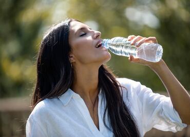 ¡Cuidado! Agua embotellada tiene cerca de 240,000 nanoplásticos, potencialmente peligrosos