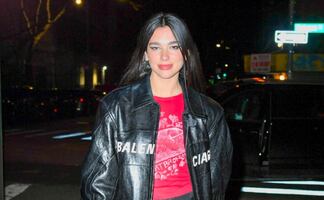 Dua Lipa cautiva con minifalda y chamarra de lujo en Nueva York