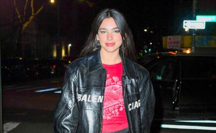 Dua Lipa cautiva con minifalda y chamarra de lujo en Nueva York