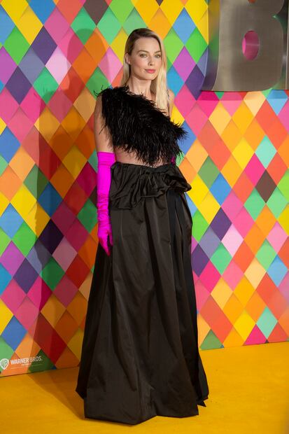 Margot Robbie destila belleza con vestido de plumas en Londres
