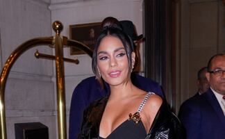 Vanessa Hudgens seduce con minivestido negro en Nueva York