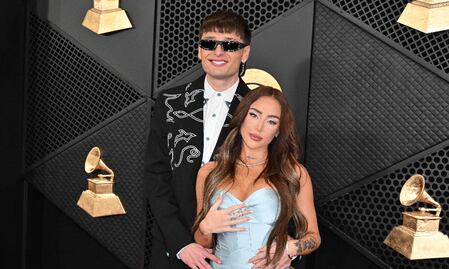 Premios Grammy 2024. Peso Pluma y Nicki Nicole derrochan miel en la alfombra roja