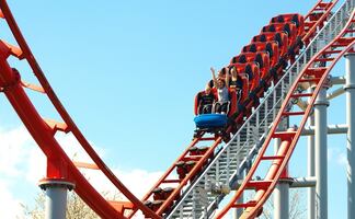 La montaña rusa más rápida del mundo abrirá en Six Flags este 2021