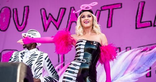 Katy Perry sorprende con extravagante catsuit de látex