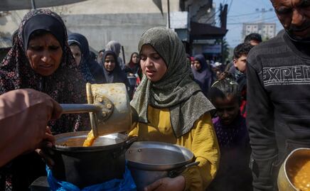 Cientos de personas huyen de Gaza debido a la grave hambruna masiva que ha dejado la guerra con Israel