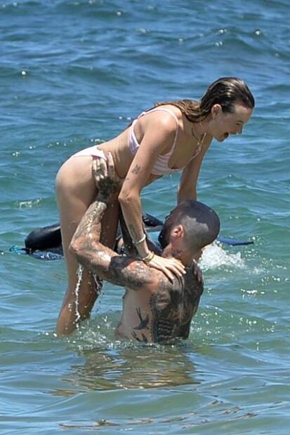 Esposa de Adam Levine presume ‘abs de acero’ con diminuto bikini en Hawái