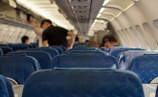 Arrestan a pasajero por abrir salida de emergencia de avión en Chicago