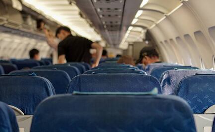 Arrestan a pasajero por abrir salida de emergencia de avión en Chicago