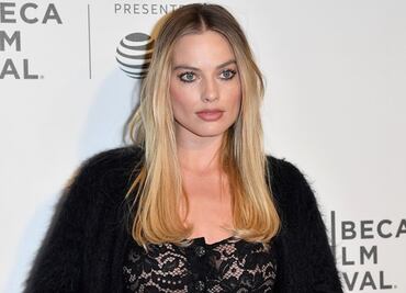 Margot Robbie luce transparencias con jumpsuit de encaje en NY