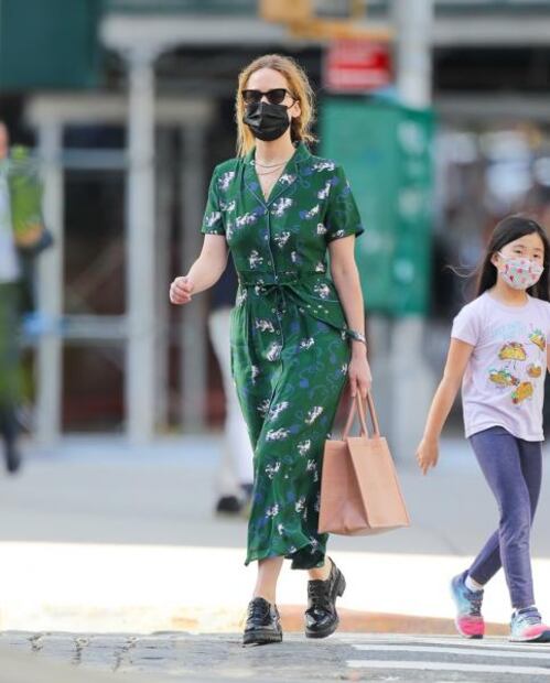 Jennifer Lawrence conquista Nueva York con crop top blanco