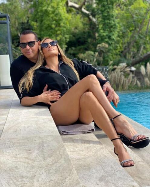 Jennifer Lopez y Alex Rodriguez impactan con sesión junto a la piscina