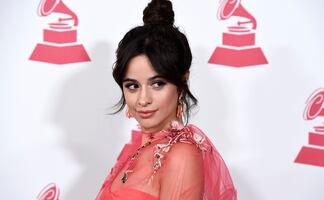 Camila Cabello usa el vestido lencero más hechizante en sesión fotográfica