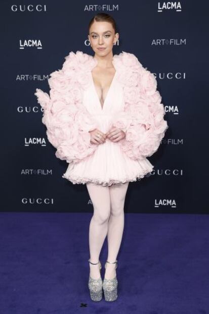 Sydney Sweeney luce su ropa interior a la vista con vestido transparente