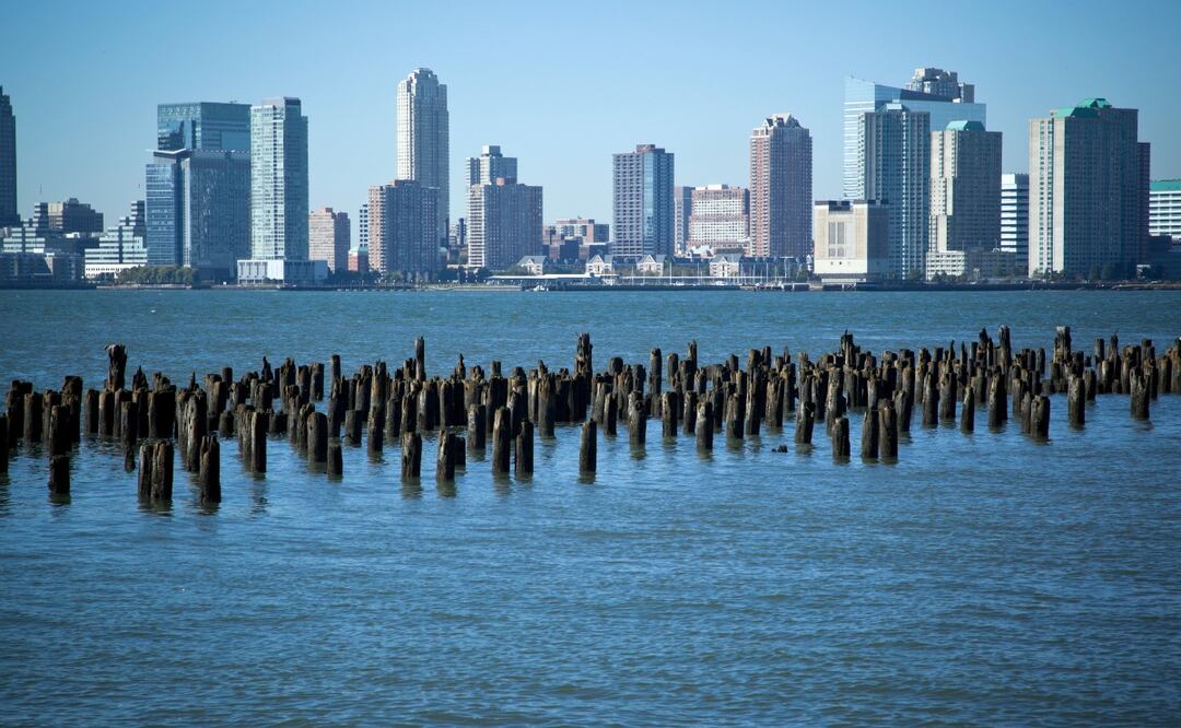 Reportan la caída de un helicóptero en el río Hudson frente a Manhattan. Foto Canva