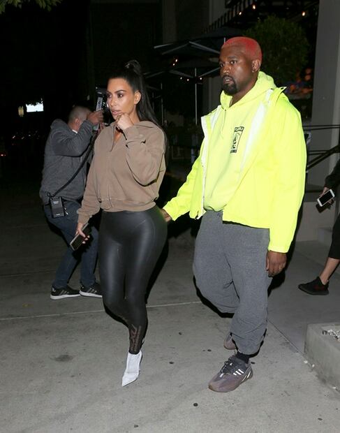 Kim Kardashian presume figura en ajustados leggings