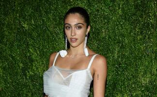 Hija de Madonna se luce en sesión con atuendo de mezclilla junto a Kali Uchis