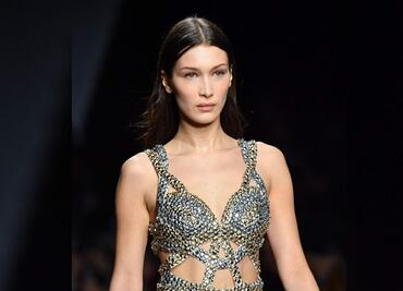 Bella Hadid estiliza su figura con vestidos de corsé y gemas