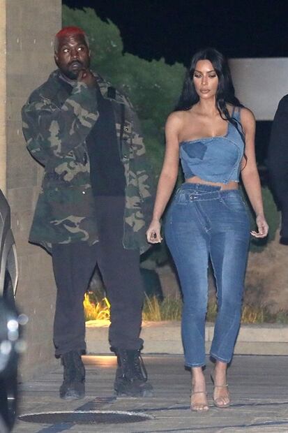 Kim Kardashian impacta en Malibú con jeans y crop top
