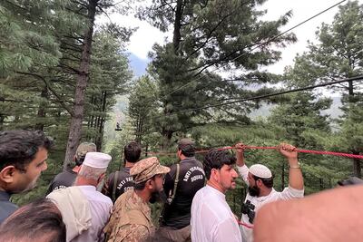 Viral. Rescatan a ocho personas, incluyendo 6 niños, de teleférico; estuvieron atrapadas 12 horas