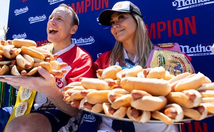 El rey de los glotones revalida su título de comer "hot dogs" en Nueva York