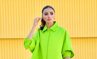 Olivia Culpo sale a la calle 'sin pantalón' e impacta con atuendo neón