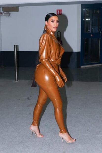 Kim Kardashian delinea sus curvas con atuendo látex en París