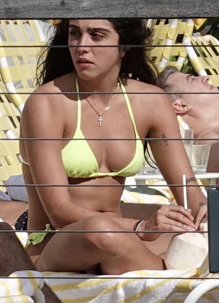 Hija de Madonna disfruta de Miami en bikini amarillo neón