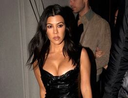 Kourtney Kardashian presume sus curvas con minivestido negro traslúcido
