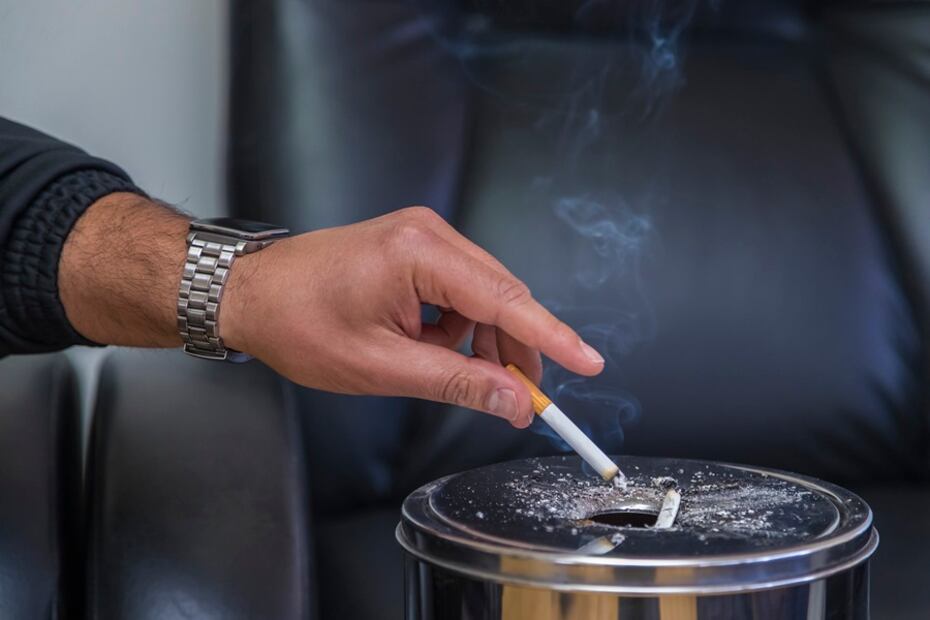 Persona fumadora, con un cigarro en la mano