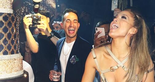 Jennifer Lopez celebra 50 años con espectacular vestido de raja 