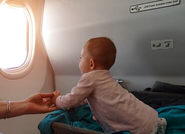 Esta es la nacionalidad que obtiene un bebé que nace durante un vuelo entre México y EU