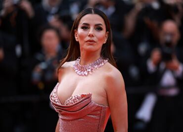 Eva Longoria, de 50 años, impone tendencia en Cannes con elegante vestido strapless al estilo Barbie