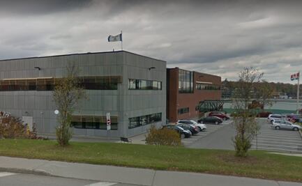 Policías de Canadá tiran cadáver a la basura al confundirlo con maniquí