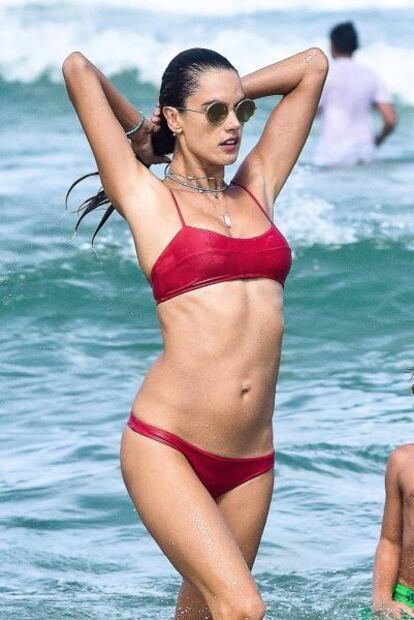 Alessandra Ambrosio arrasa en playa de Brasil con diminuto bikini rojo
