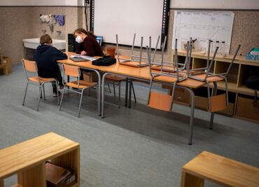 Gobernadora dará clases ante falta de personal por covid en escuelas de EU