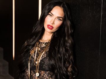 Megan Fox posa con vestido totalmente transparente y deslumbra