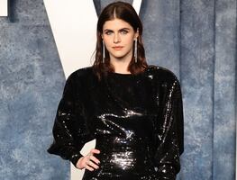 Alexandra Daddario luce escote infinito en la espalda para fiesta tras los Óscar