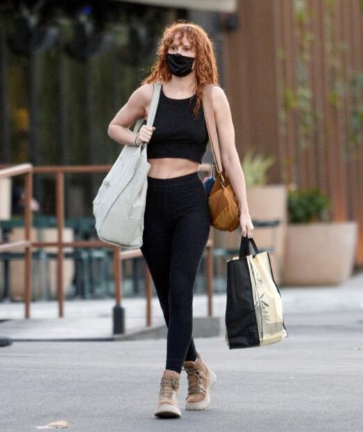 Hija de Demi Moore luce abdomen plano con top y leggings en LA
